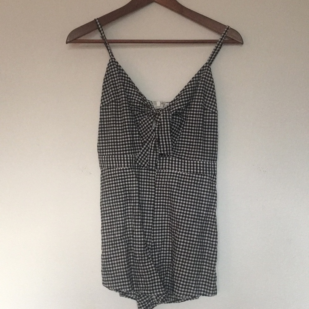 Gingham romper with small cutout detail and bow